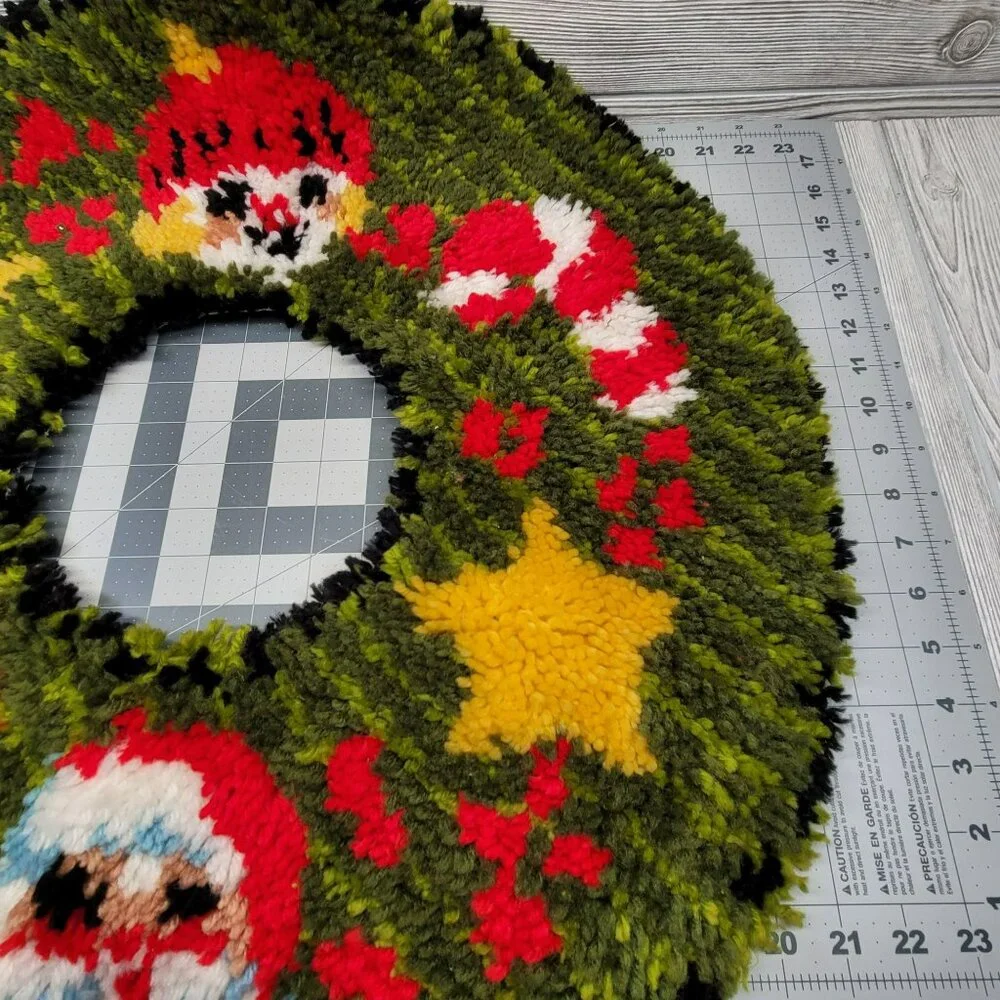 Handmade Christmas Wreath Latch Hook Rug 20 Inch Green Santa Snowman‎ Vintage